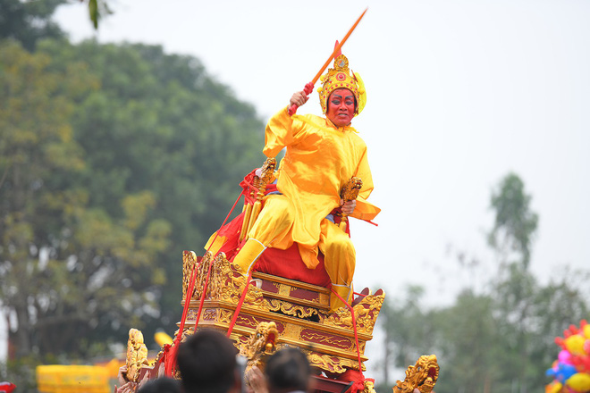 Hàng ngàn người chen chân xem rước vua sống tung tiền phát lộc